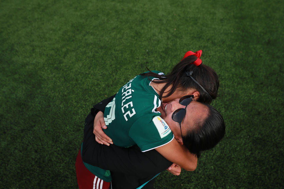 Alison González celebrando con Mónica Vergara durante el partido de Cuartos de Final de la Copa Mundial Femenina Sub-17 de la FIFA Uruguay 2018 en Montevideo, Uruguay. (Foto: Héctor Vivas - FIFA/FIFA vía Getty Images)