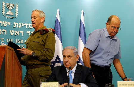 FILE PHOTO: Israel's Prime Minister Benjamin Netanyahu (C), Israeli military chief Lieutenant-General Benny Gantz (L) and Defence Minister Moshe Yaalon attend a news conference at the prime minister's office in Jerusalem August 27, 2014. REUTERS/Nir Elias/File Photo