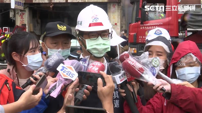 陳其邁第一時間趕往現場，指示消防局全力搶救住戶。