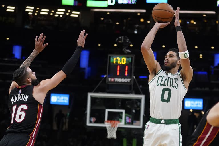 Caleb Martin y Jayson Tatum son protagonistas de una serie intensa entre Miami Heat y Boston Celtics, en la que hubo varios triunfos en condición de visitante; este domingo, en Florida, se dirimirá el segundo finalista de la NBA.