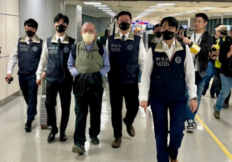 貴婦奈奈的公公黃立雄(左三)今早被戴銬押返台灣歸案。調查局提供