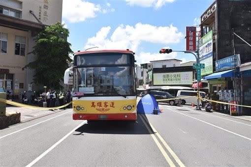 老婦被公車左側輪胎輾過後，全身多處骨折，臟器外露。（圖／翻攝畫面）