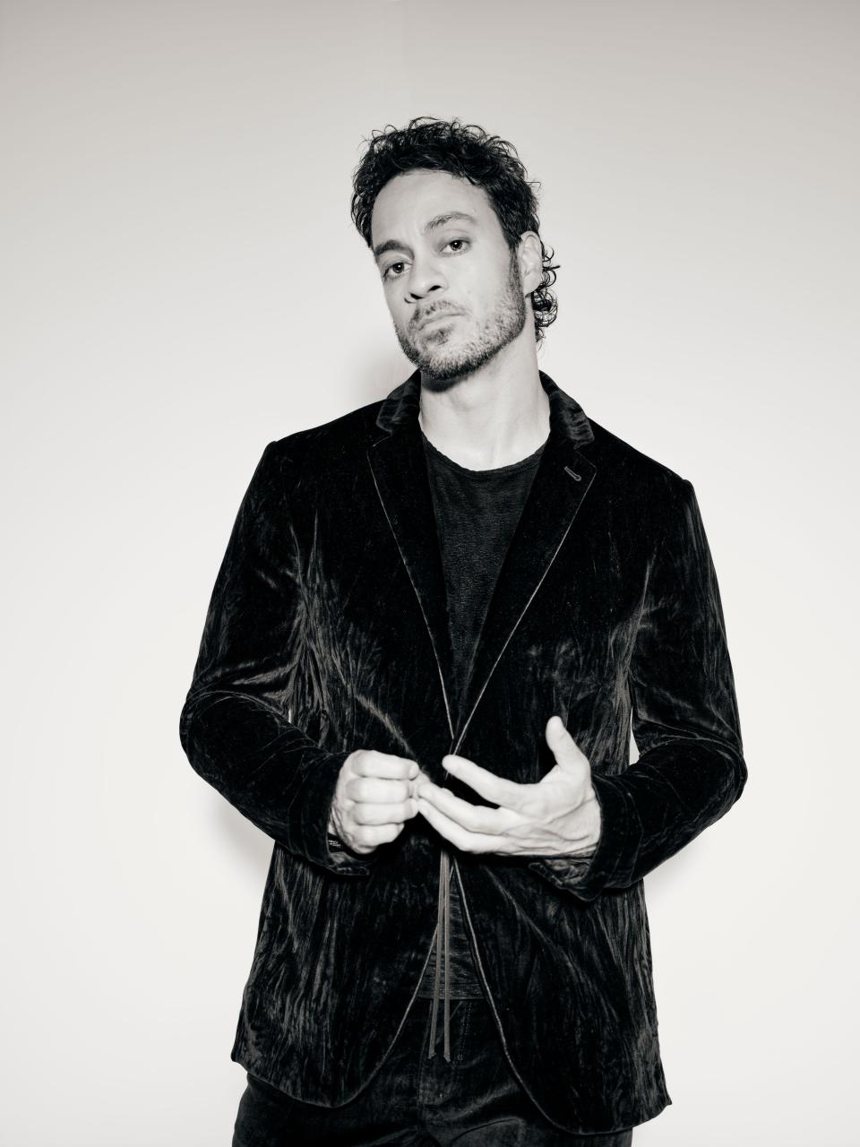 Soulful singer-songwriter Amos Lee