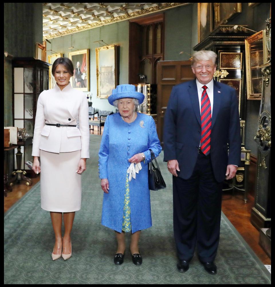 <p>La reina Isabel II (c), el presidente estadounidense, Donald Trump (d), y la primera dama de Estados Unidos, Melania Trump (i), posan durante su visita al Castillo de Windsor (Reino Unido) hoy, 13 de julio del 2018, con motivo de la primera visita oficial de Trump al país. EFE/ Str PROHIBIDO SU USO EN REINO UNIDO E IRLANDA/PROHIBIDO SU USO A SHUTTERSTOCK/CORTE ALTERNATIVO </p>