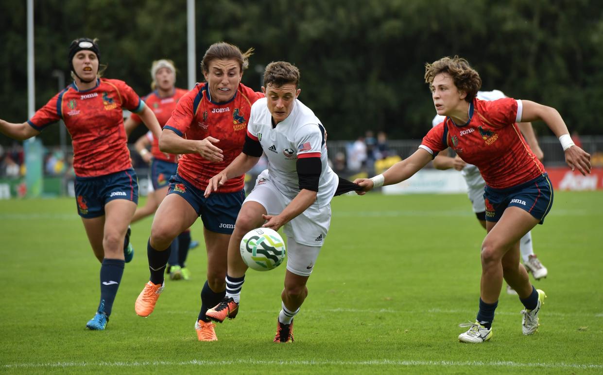 Jugadoras de la selección española femenina de rugby, de rojo, en un partido contra Estados unidos durante el último Mundial, disputado el pasado agosto de 2017 en Irlanda. (Foto: Charles McQuillan/Getty Images)