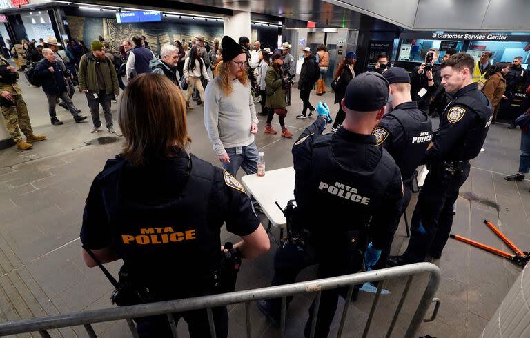 Oficiales del Departamento de Policía de la Autoridad de Transporte Metropolitano realizan controles aleatorios de bolsos en Penn Station en la ciudad de Nueva York el 7 de marzo de 2024