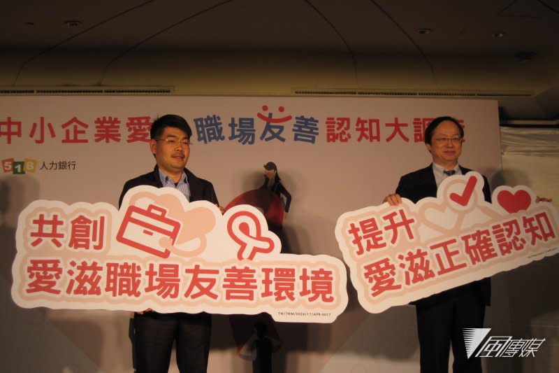 20170424-露德協會秘書長徐森杰（左）及台灣愛滋病學會理事長林錫勳，今天共同揭開國內首度企業主對愛滋感染者任用意願調的結果，證明感染者自覺被歧視，並非捕風捉影。（黃天如攝）