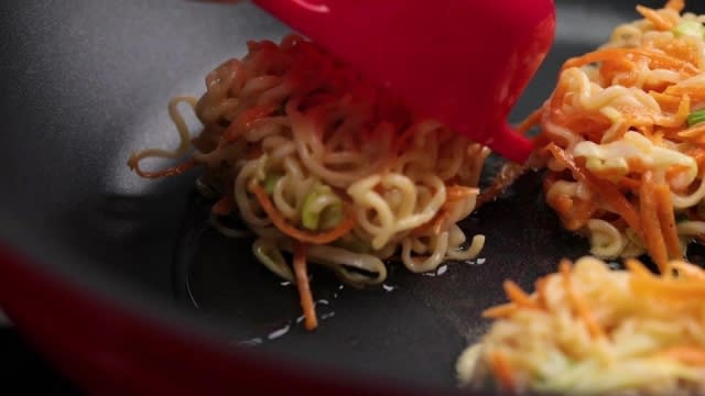 Frying instant noodle pancakes measured with 1/3 cup