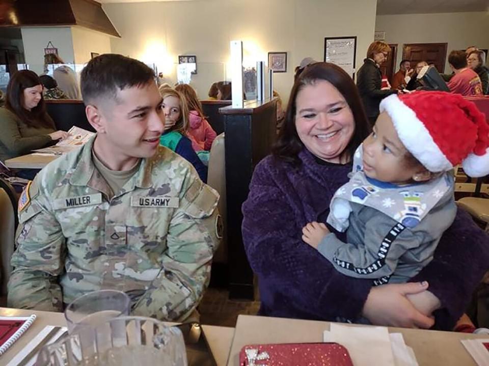 soldier surprises family