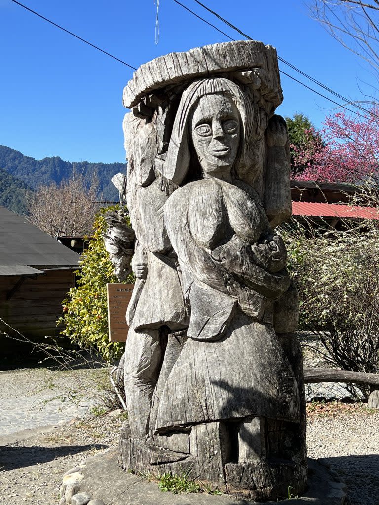 「生命之樹」傳統木雕，抱著孩子的是「yaya」（媽媽），一雙巧手為家人織出美麗的服飾。