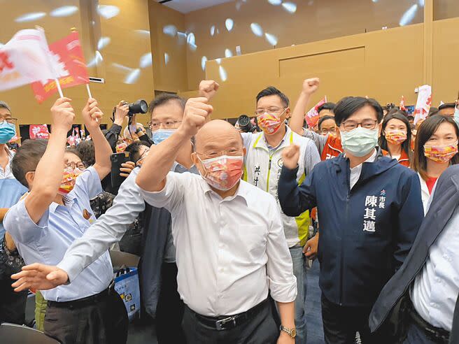 高雄市長陳其邁（右）15日化身鐵人連跑12個行程，行政院長蘇貞昌（中）特地南下出席活動，這也是蘇貞昌此屆選舉首度為陳其邁站台。（洪浩軒攝）