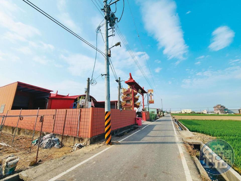 林園南天宮坐落農田間，占地遼闊，門口還有金碧輝煌的金亭。