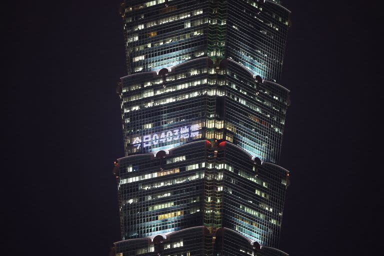 Esta foto tomada por la Agencia Central de Noticias de Taiwán (CNA) el 3 de abril de 2024 muestra Taipei 101, un edificio comercial de 508 metros de altura, iluminándose en Taipei como señal de oración por las víctimas de un gran terremoto que azotó el este de Taiwán.