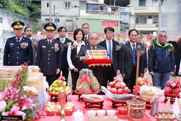 基隆港務分公司總經理高傳凱持禮主祭，前方第一排左起：基隆港務警察總隊總隊長林溫柔、內政部警政署長黃明昭、基隆市政府副市長邱佩琳、內政部主任祕書黃駿逸、航港局北部航務中心主任張德義、彥韋營造工程股份有限公司董事長游啟東。（圖：基隆港務分公司提供）