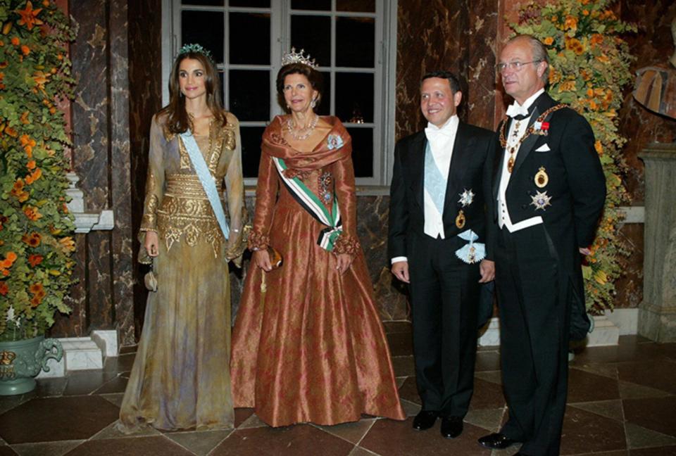 queen rania wearing The Boucheron Emerald Ivy Tiara, Fr L to R, Jordanian Queen Rania, Swedish Queen Silvia, Jordanian King Abdullah II and Swedish King Carl XVI Gustaf pose before a royal banquet at the Swedish Royal Palace in Stockholm, late 07 October 2003. The royal couple of Jordania arrived Tuesday for a three-day official visit in Sweden. AFP PHOTO PRESSENS BILD/HENRIK MONTGOMERY (Photo credit should read HENRIK MONTGOMERY/AFP via Getty Images)