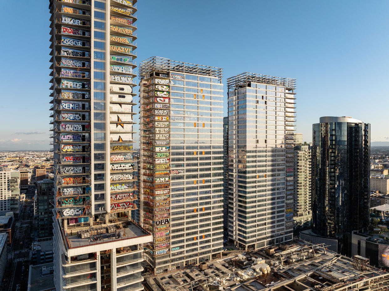 Las plantas altas llenas de grafiti de Oceanwide Plaza, un trío de rascacielos en el centro de Los Ángeles que lleva en limbo cinco años, plagado de problemas financieros y legales, el 9 de febrero de 2024. (Hunter Kerhart/The New York Times)