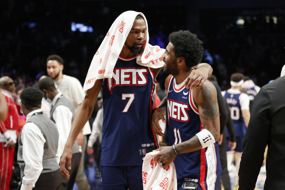 Kevin Durant（圖左）與Kyrie Irving領軍，布魯克林籃網被看好能闖過NBA附加賽。（Photo by Sarah Stier/Getty Images）