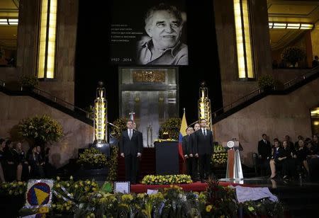 Colombia's President Juan Manuel Santos (L) and his Mexican counterpart Enrique Pena Nieto (R) stand next to an urn containing the ashes of late Colombian Nobel laureate Gabriel Garcia Marquez in Mexico City April 21, 2014. REUTERS/Henry Romero