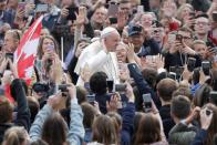 <p>Papst Franziskus wird bei seiner wöchentlichen Generalaudienz am Petersplatz in Rom von der Menschenmenge begrüßt. (Bild: REUTERS/Max Rossi) </p>