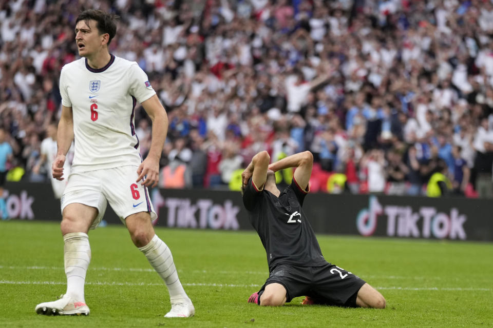 El alemán Thomas Mueller (derecha) reacciona tras desperdiciar una ocasión de gol ante Inglaterra en el partido de octavos de final de la Euro 2018, el martes 29 de junio de 2021, en Londres. (AP Foto/Frank Augstein, Pool)