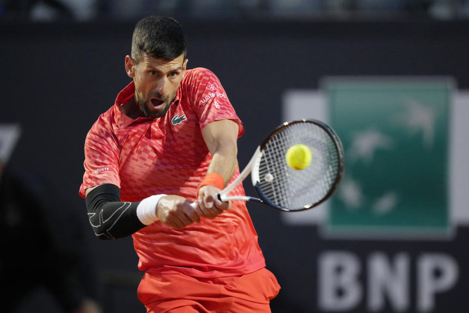 El serbio Novak Djokovic regresa una bola en el encuentro de segunda ronda ante el argentino Tomás Etcheverry en el Abierto de Italia en Roma el viernes 12 de mayo del 2023. (AP Foto/Andrew Medichini)