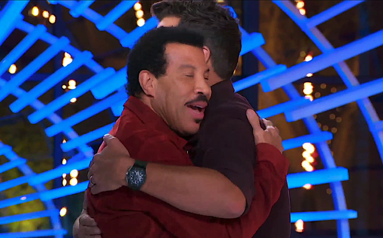 Lionel Richie and Luke Bryan share a moment on 'American Idol.' (Photo: ABC)