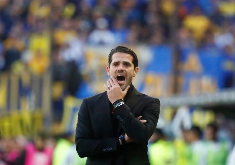 Fernando Gago, dirigiendo a Racing, y de fondo la hinchada de Boca; una escena de la semifinal de la Copa de la Liga Profesional 2022 en la que el Xeneize se impuso por penales