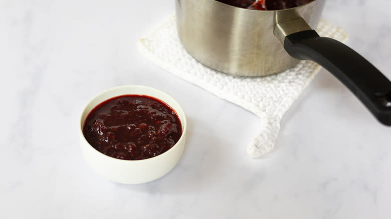 cranberry sauce in bowl 