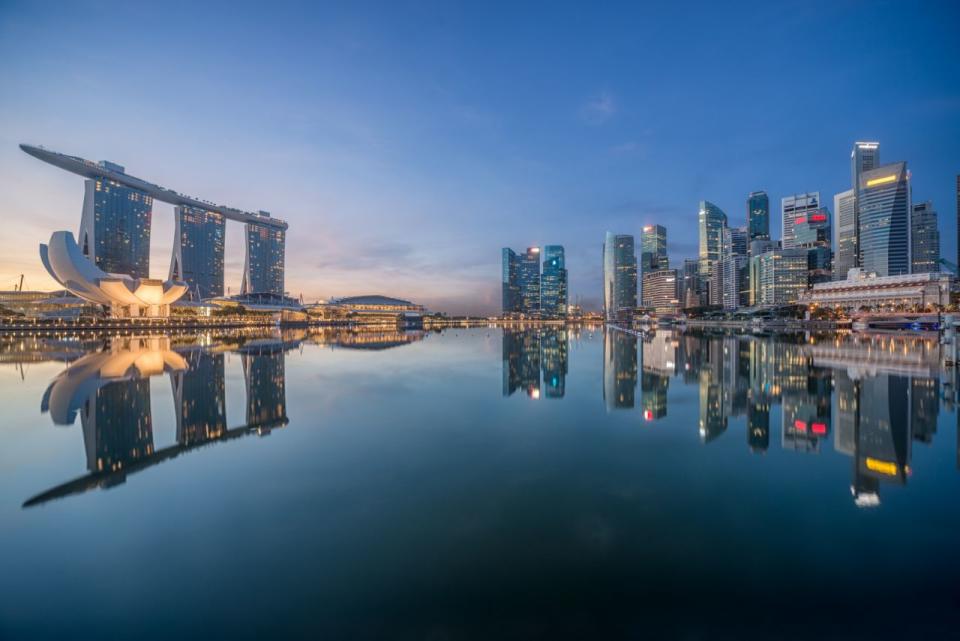 <p><b>9 − Singapur −</b> Bien conocida por ser la ciudad de los negocios y de los bajos impuestos, la ciudad de los Leones cuenta con 870.000 millones de dólares. Con su muy desarrollada y próspera economía de libre mercado, es la isla-Estado más abierta a las inversiones directas extranjeras.</p>