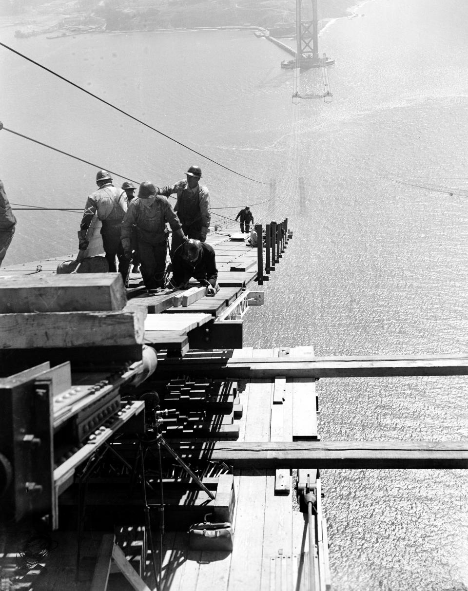 <p>El puente debe su nombre al Estrecho Golden Gate sobre el que está construido y se pintó de color naranja para hacerlo más visible a los barcos debido a las densas nieblas de San Francisco. (Foto: AP). </p>