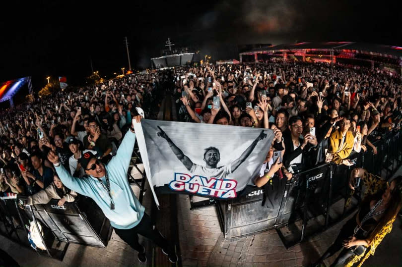 David Guetta在Ultra Taiwan首日壓軸登場，有粉絲製作他的應援旗幟狂歡。（圖／UMF提供）