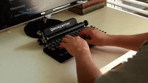 La Qwerkywriter es un teclado externo para tu computadora o tablet. Simula los teclados de las máquinas de escribir, perfecto para recordar las clases de mecanografía.