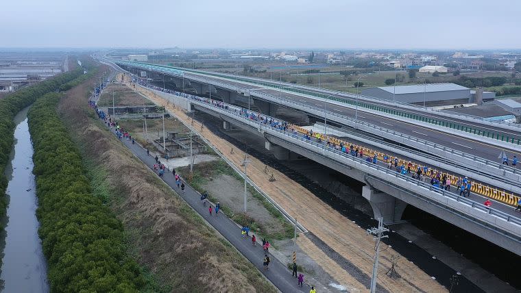 選手跑在西濱快速道路上。大會提供