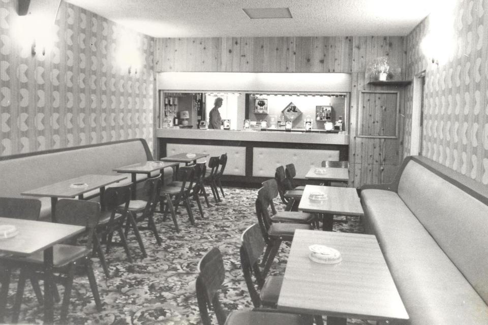 The new lounge and bar at the New Canning Working Mens Club on Dewsbury Road.pictured in May 1976. (Photo: YPN)