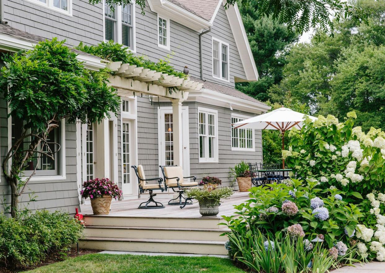 Backyard deck landscaping