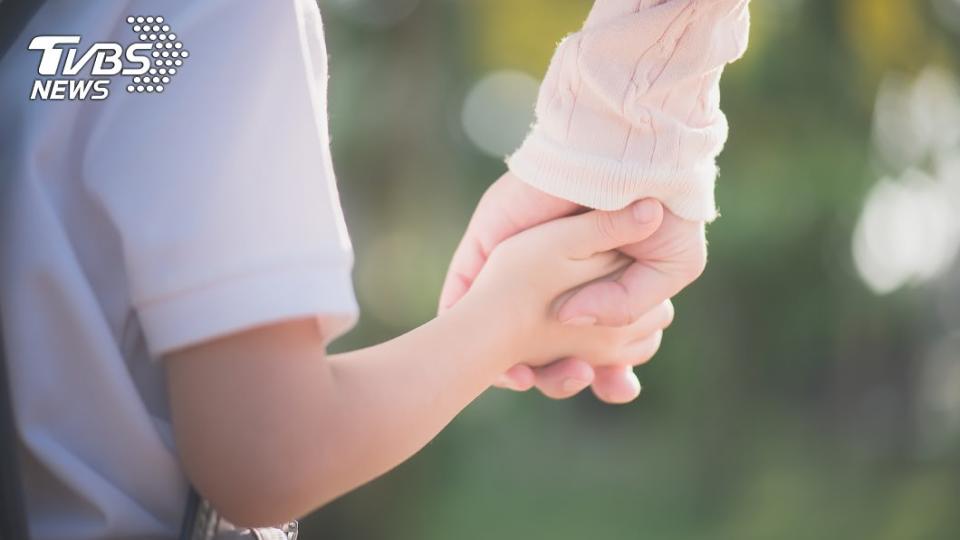 媽媽帶兒子上學。（示意圖／shutterstock達志影像）