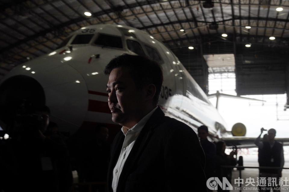 遠東航空董事長張綱維（圖）22日偕同投資人代表蔡孟哲委託的律師蔡慧玲召開記者會，張綱維表示，只要政府同意復飛，投資人會用最大誠意接手。(中央社)   