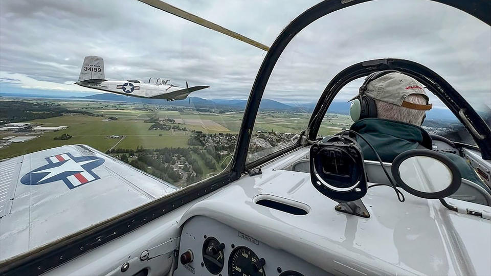 Blick aus dem Cockpit eines Piloten, der einen kleinen Jet fliegt