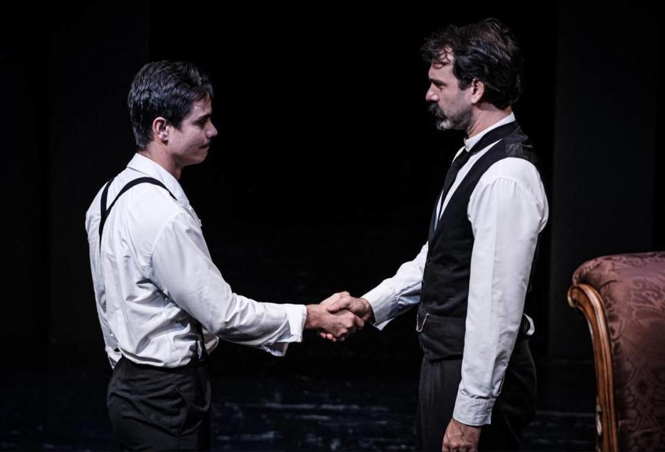 Daniel Romero (a la izquierda) hace el papel de Valentín, el joven que termina buscando un reencuentro con Martí (Caleb Casas) después de haber tratado de envenenarlo. 