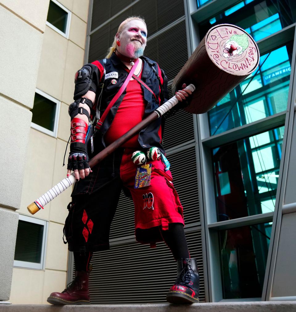Kage Kral cosplays Harley Quinn from DC during Phoenix Fan Fusion 2023.