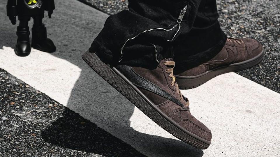 Travis Scott x Air Jordan 1 Low ‘Velvet Brown’ (On-foot toe). Credit: @knowing_kicks