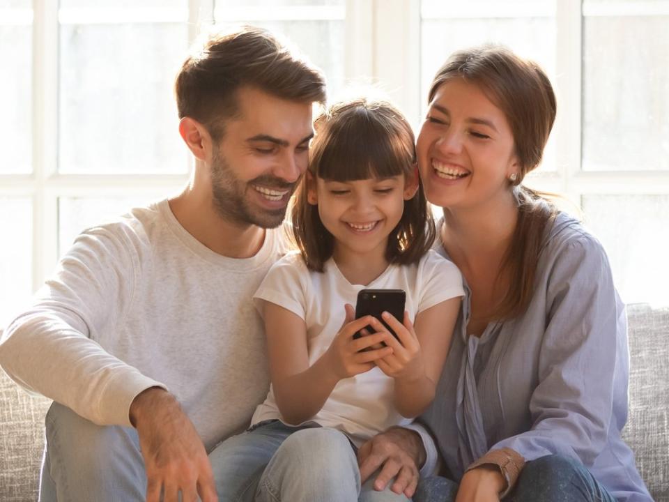 Eltern sollten ihre Kinder an die Nutzung von Smartphones heranführen. (Bild: fizkes/Shutterstock.com)