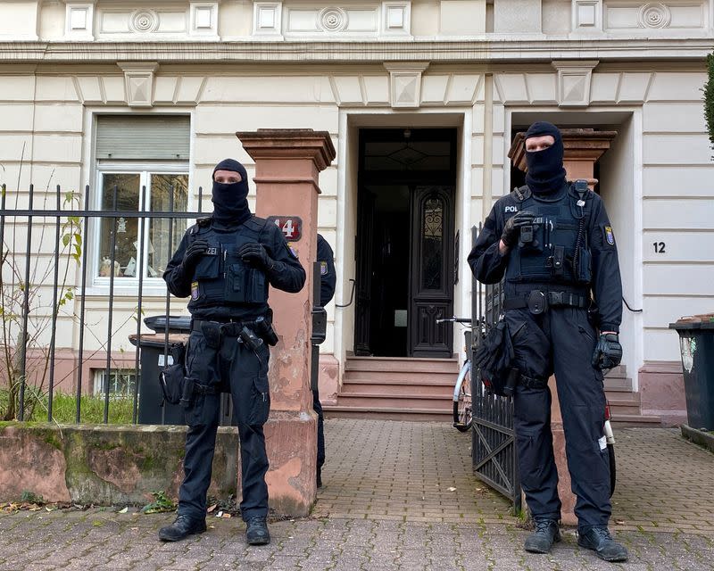 FOTO DE ARCHIVO: La policía asegura el área después de que 25 presuntos miembros y simpatizantes de un grupo de extrema derecha, que el Ministerio del Interior afirmó que representaba una amenaza terrorista, fueron detenidos durante redadas en Alemania, en Fráncfort, Alemania