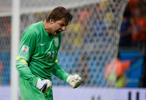 El guardameta holandés Tim Krul celebra la contención de un penal frente a Costa Rica en partido de cuartos de final del Mundial-2014, el 5 de julio en el estadio Arena Fonte Nova de El Salvador (AFP | Odd Andersen)