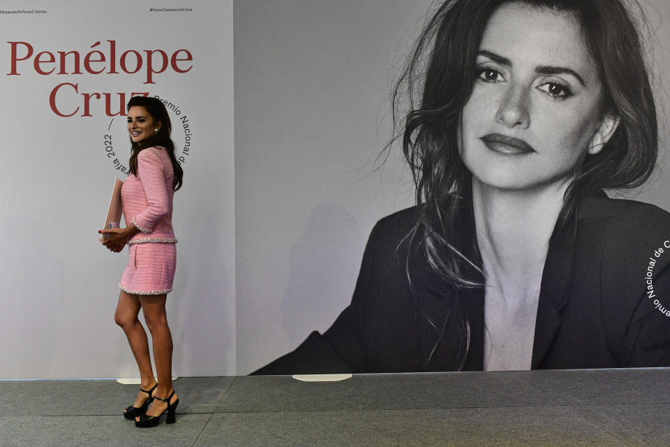 La actriz Penélope Cruz posa tras recibir el Premio Nacional de Cinematografía otorgado por el gobierno español en el Festival de Cine de San Sebastián, en San Sebastián, España el sábado 17 de septiemre de 2022. (Foto AP/Alvaro Barrientos)