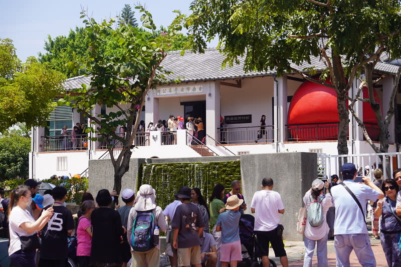 「紅球計畫」移展安平古堡（3） 紅球台南歷史街區策展行動2日移展安平古堡，在園 區內熱蘭遮博物館廊道角落現身，吸引許多民眾到場 參觀，排隊等候近距離接觸。 中央社記者董俊志攝  113年4月2日 