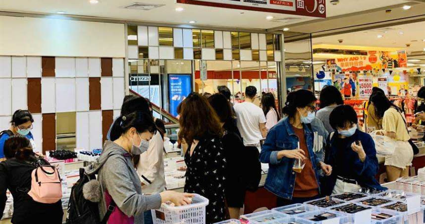 五一連假百貨人潮回流，廣三SOGO賣場乍見民眾戴口罩來搶購。（圖／中國時報馮惠宜攝）