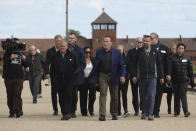 <p>L'ex governatore della California ha visitato Auschwitz, tappa della sua campagna globale contro l'odio.</p> 
