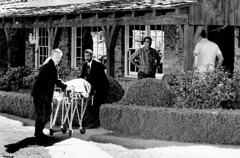 El cadáver de la actriz SharonTate es sacado de la casa rentada en Cielo Drive en Beverly Hills (AP)