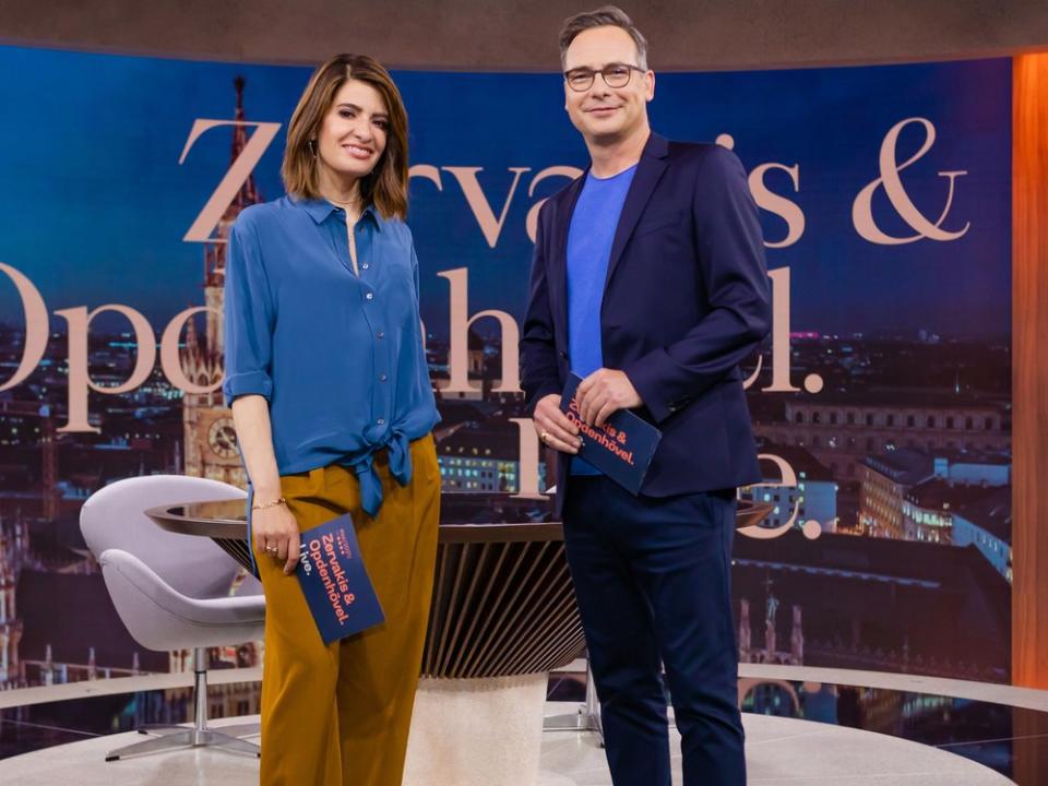 Das Journal "Zervakis & Opdenhövel. Live." startet am 13. September 2021. Linda Zervakis und Matthias Opdenhövel beschäftigen sich dann jede Woche zwei Stunden mit aktuellen Themen.  (Bild: ProSieben/Benedikt Müller)